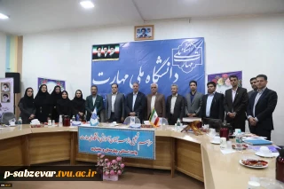 دکتر زمانی در آیین تجلیل از سرآمدان آموزشی چهارمحال محال و بختیاری:

سرآمدی آموزشی در دانشگاه ملی مهارت یعنی تبدیل دانش به مهارت و مهارت به اشتغال
