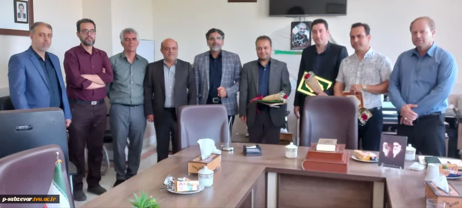 گرامیداشت فرارسیدن روز حراست و فناوری با اهداء لوح تقدیر و قدردانی از زحمات مسئولین حراست و فناوری آموزشکده پسران سبزوار  2